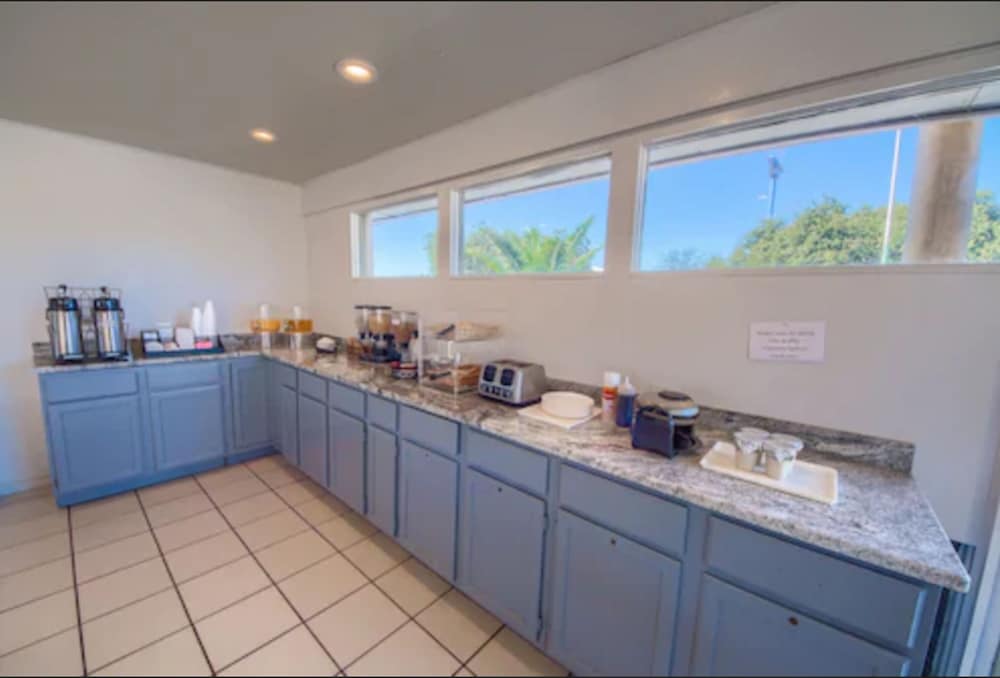 Americas Best Value Inn Uvalde 23/31