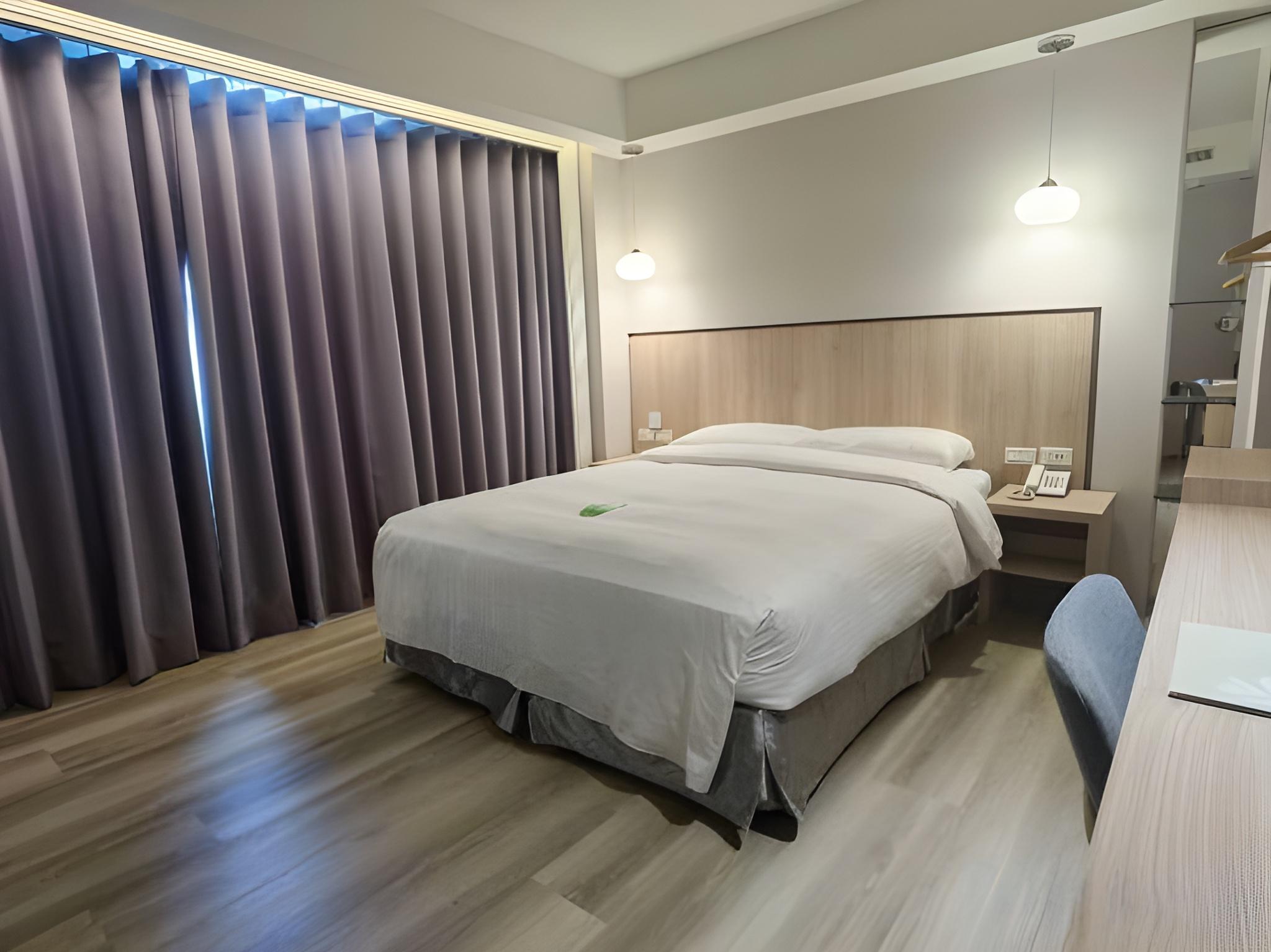 Room, Double or Twin Bed, Bathtub, Corner