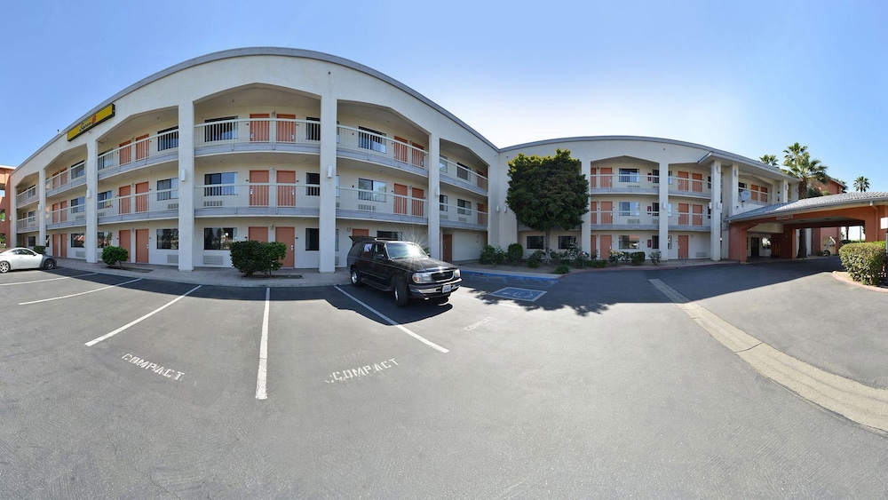 Super 8 By Wyndham Bakersfield/Central photo4