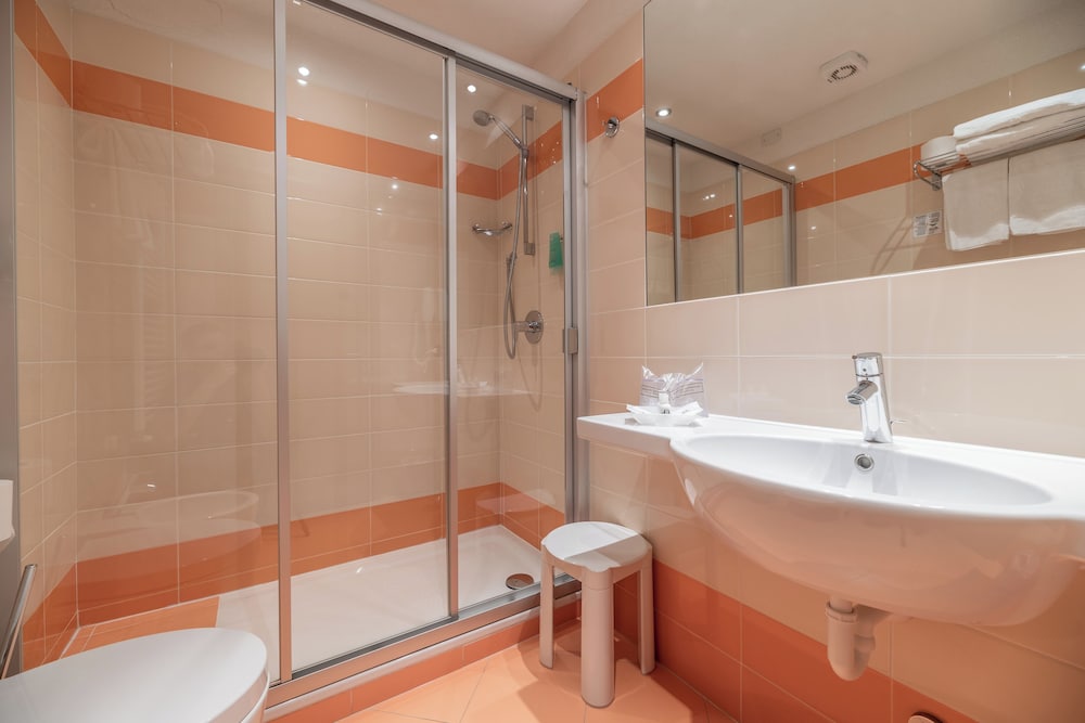 Comfort, Triple, 1 King and 1 Single Beds, Back Side، Hotel Sporting Ravelli 4/5