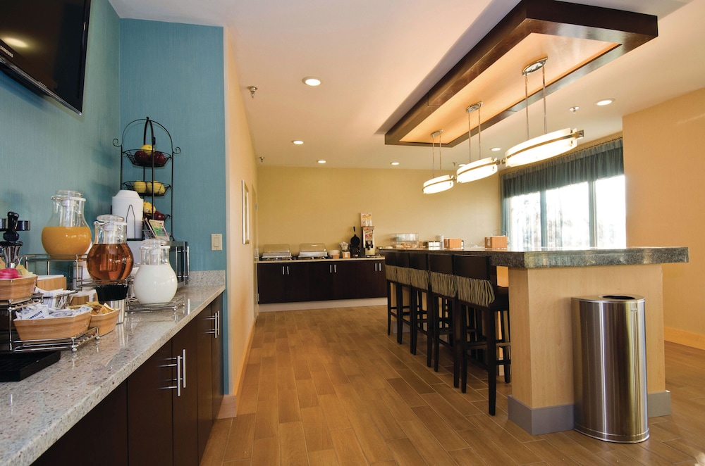 La Quinta Inn And Suites By Wyndham Lewisville 39/50