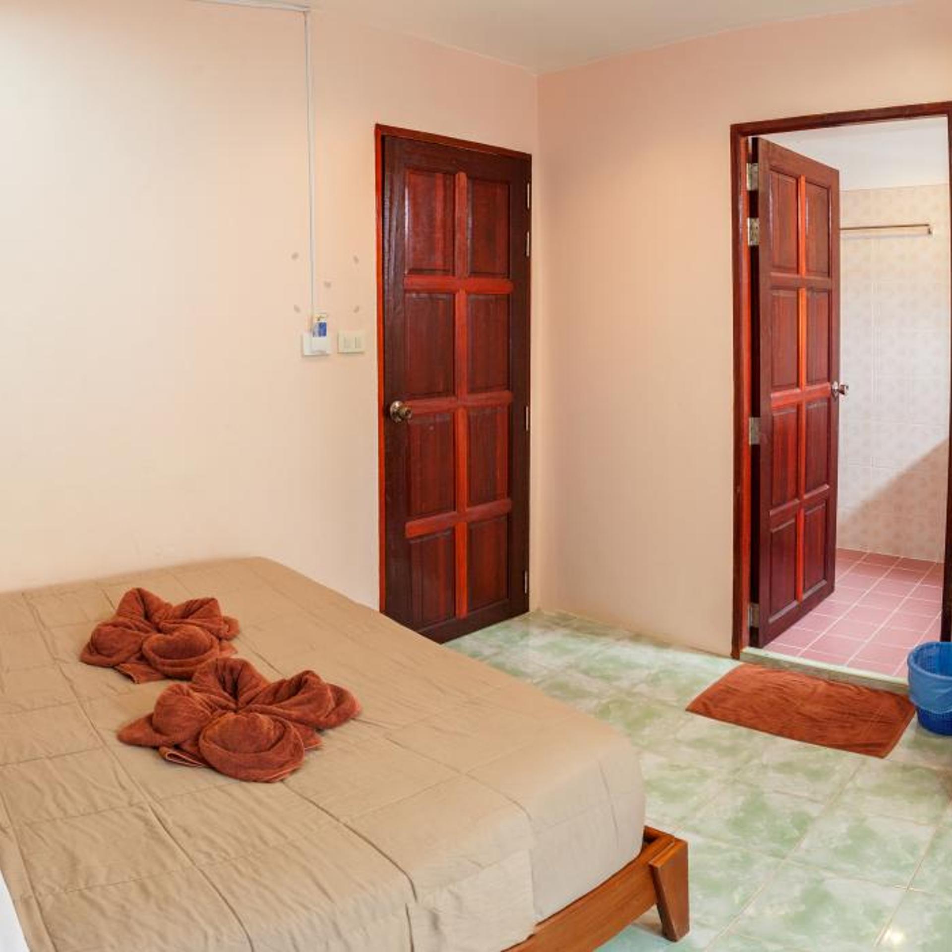Hugs Guesthouse And Hostel 8/16
