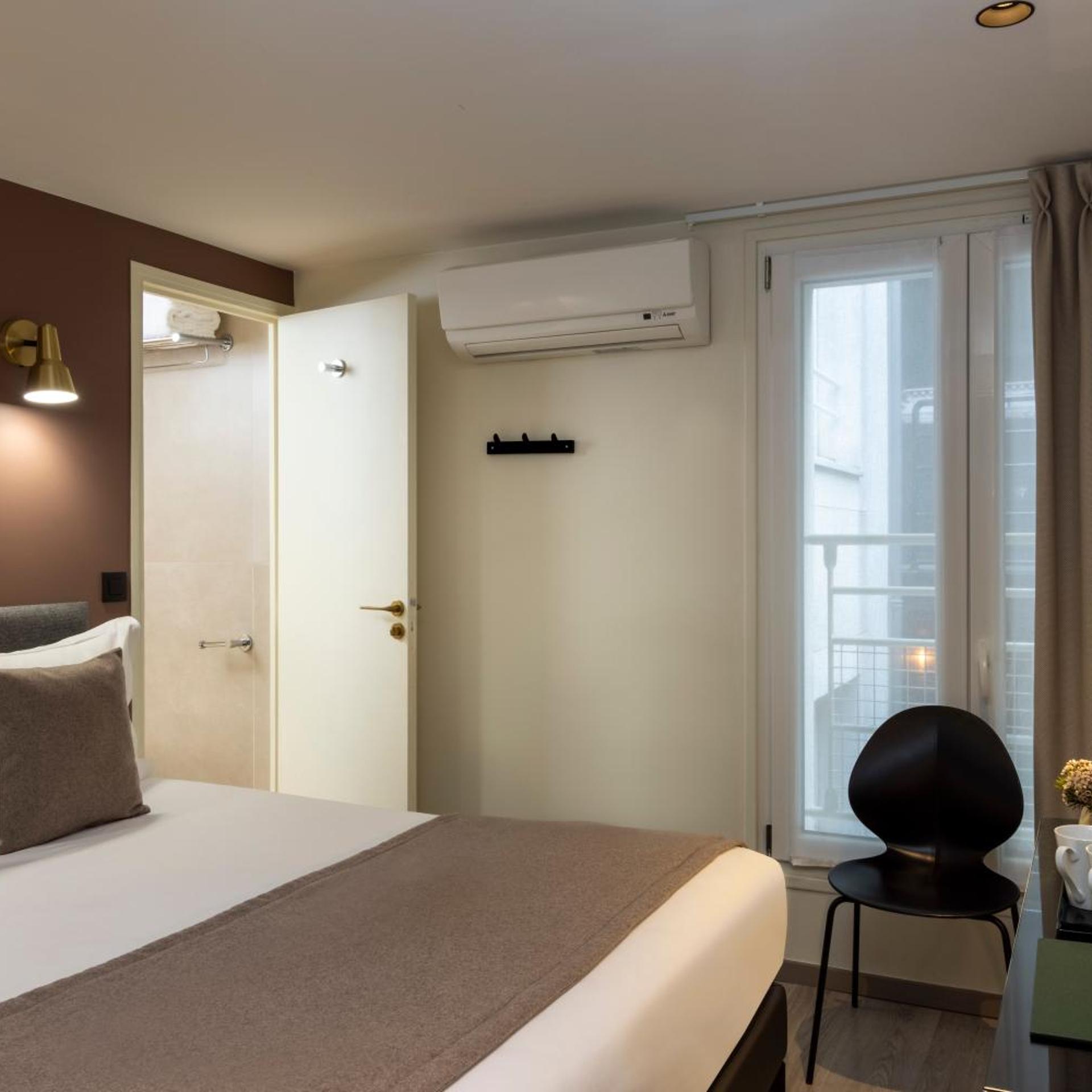 Adjoining, Double Bed