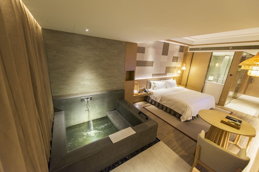 Premium, King Bed, Private Hot Spring Bath, Holiday Inn Resort Yichun Mingyue Mountain 4/5