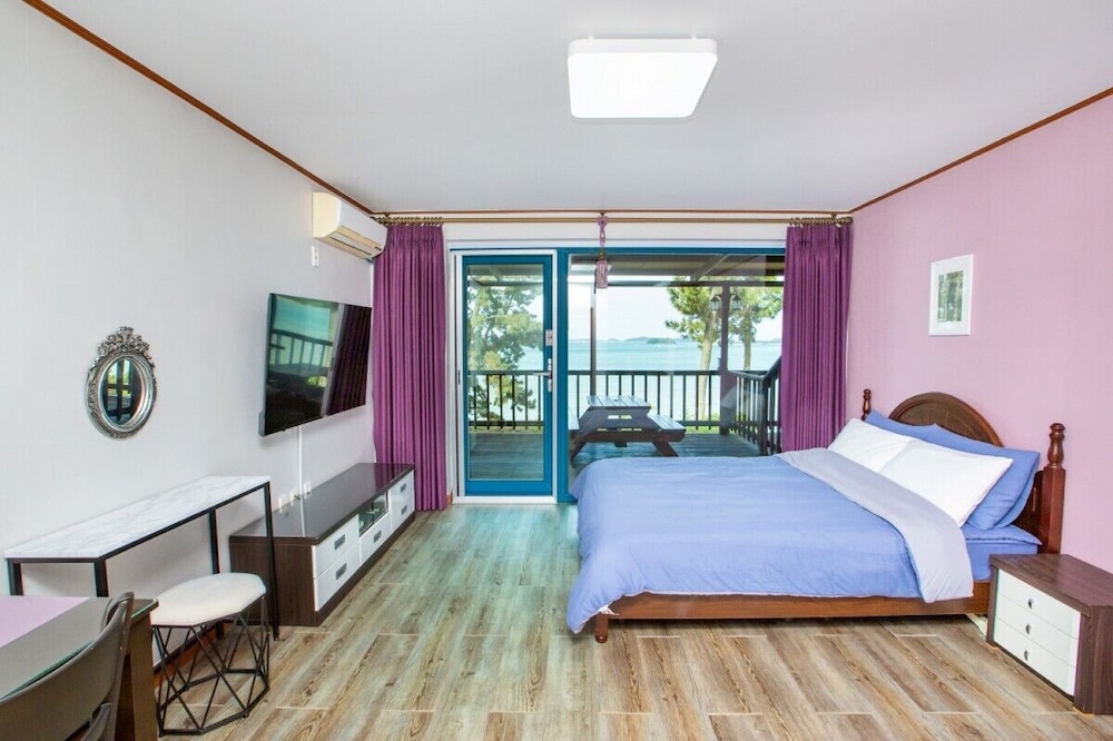 Basic, Queen Bed