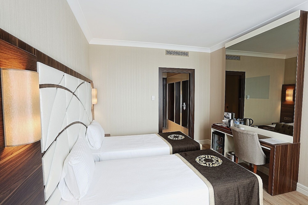 The Grand Mira Hotel 16/50