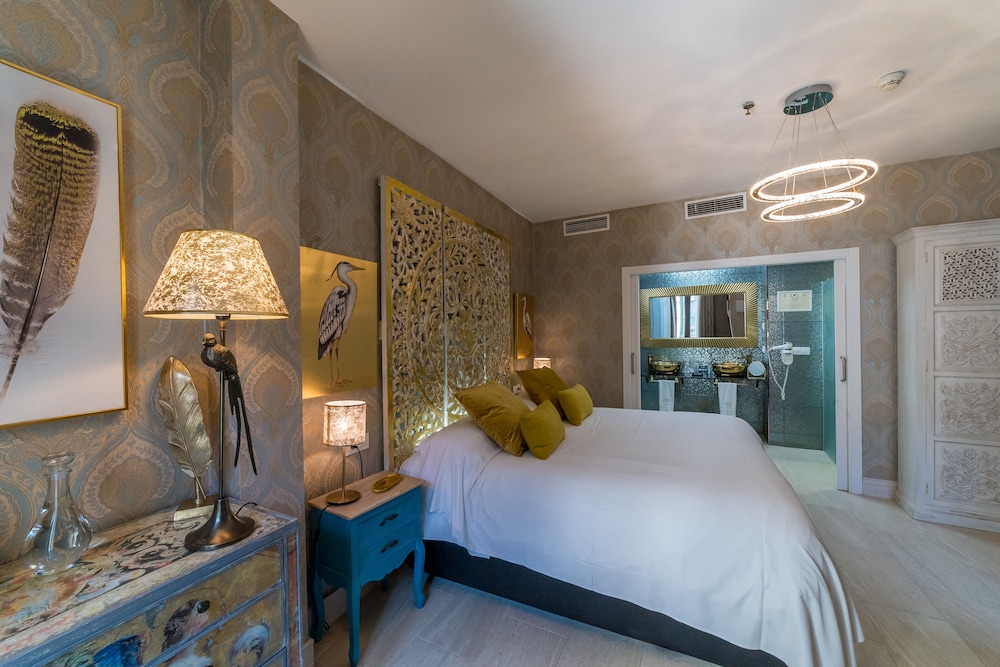 DELUXE, DOUBLE BED