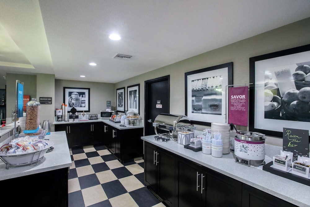Hampton Inn and Suites Hermosa Beach 36/43