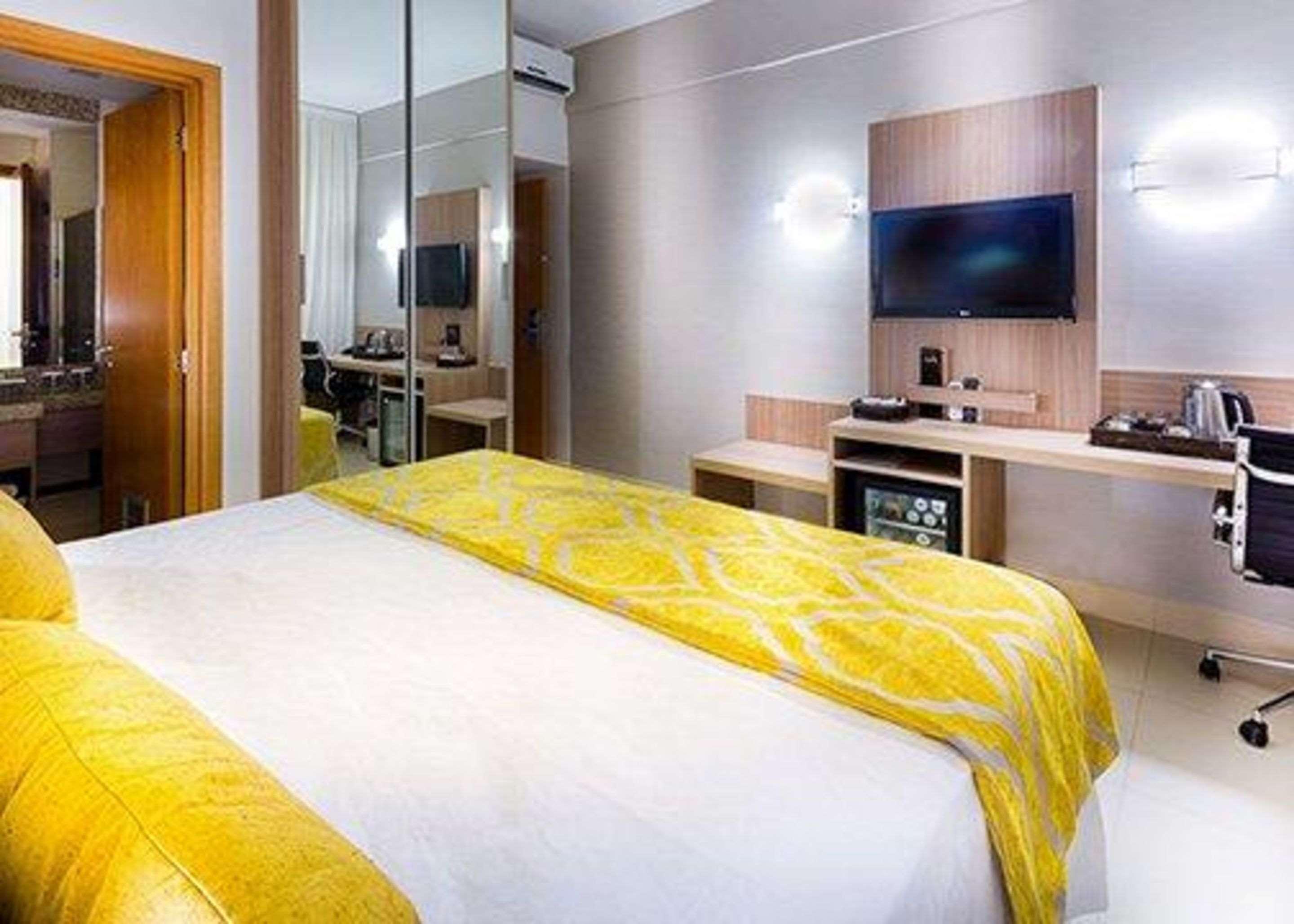 ROOM, QUEEN BED
