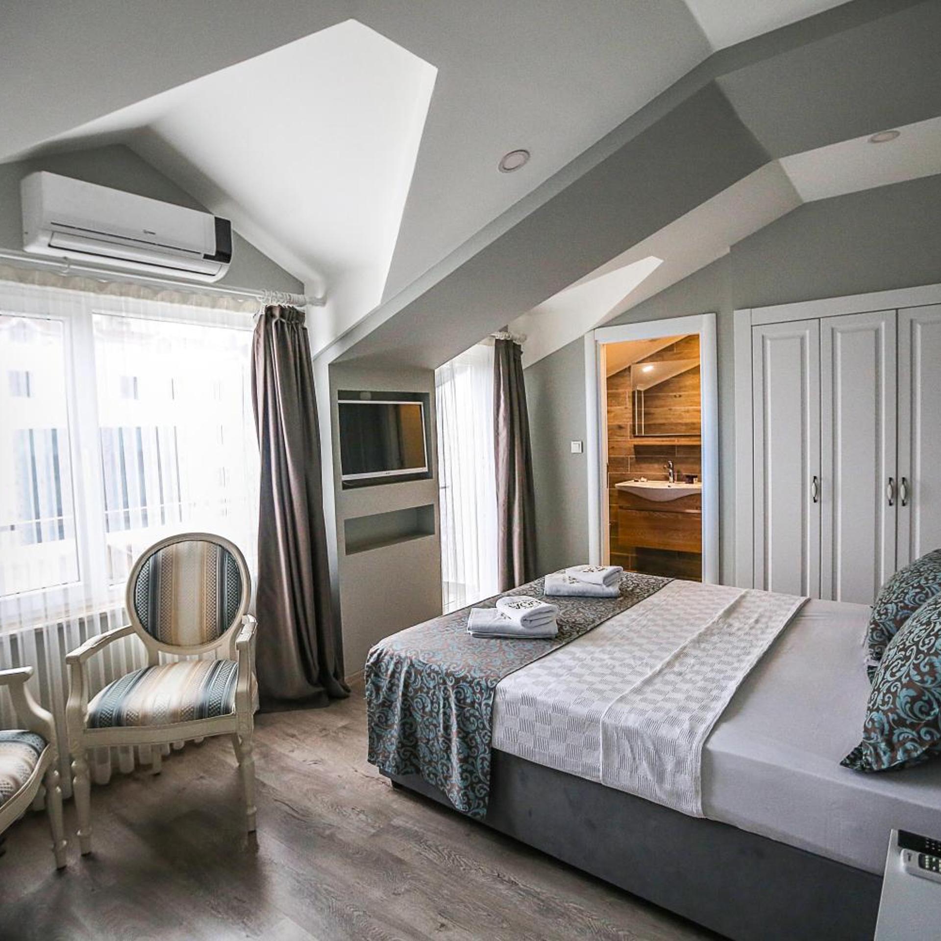 غرفة بسرير مزدوج بإطلالة على البحر بشرفة، Doa Suite Hotel 2/5