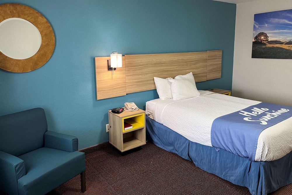 Days Inn by Wyndham Pratt 32/54