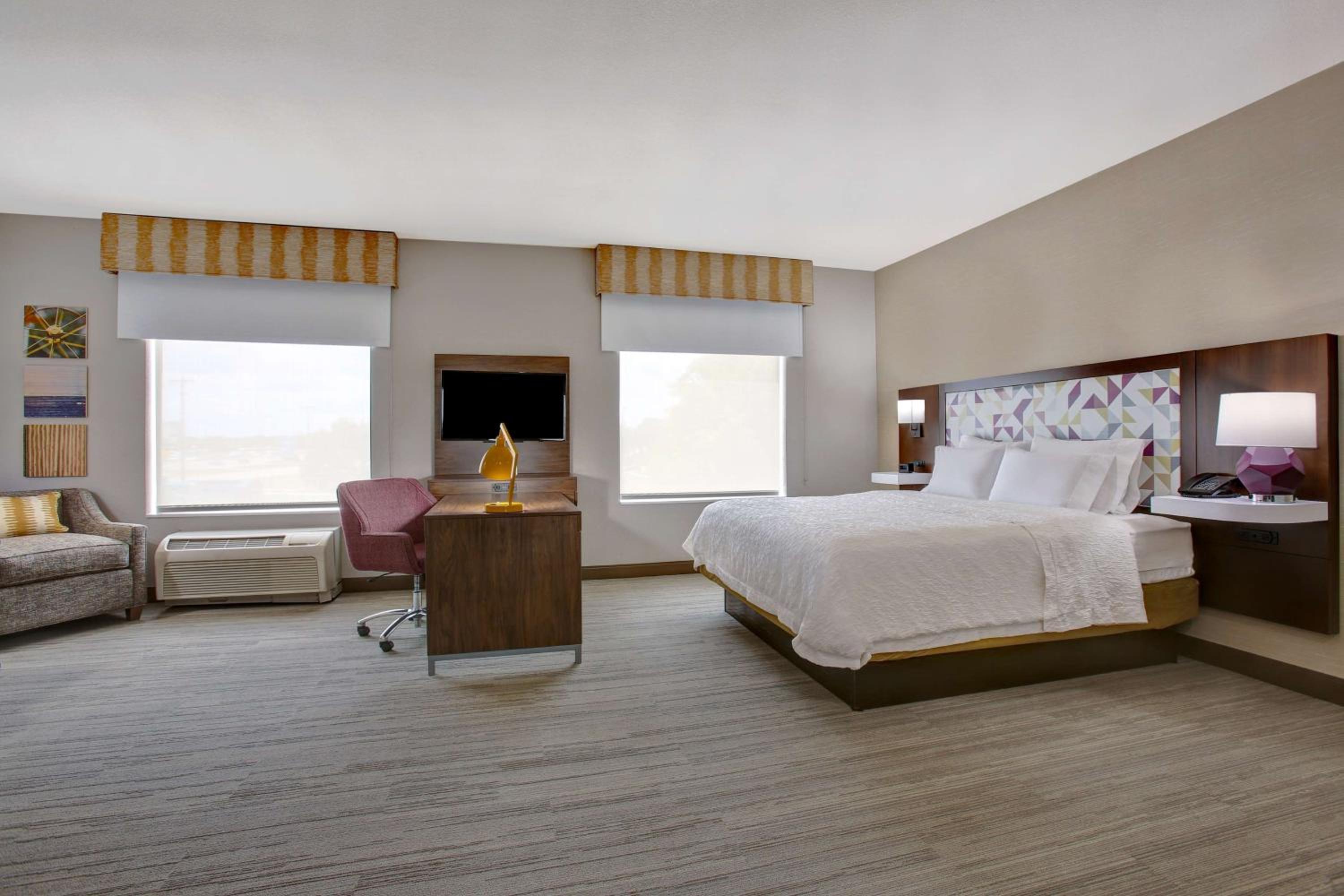 STUDIO, SUITE, KING BED, SOFA