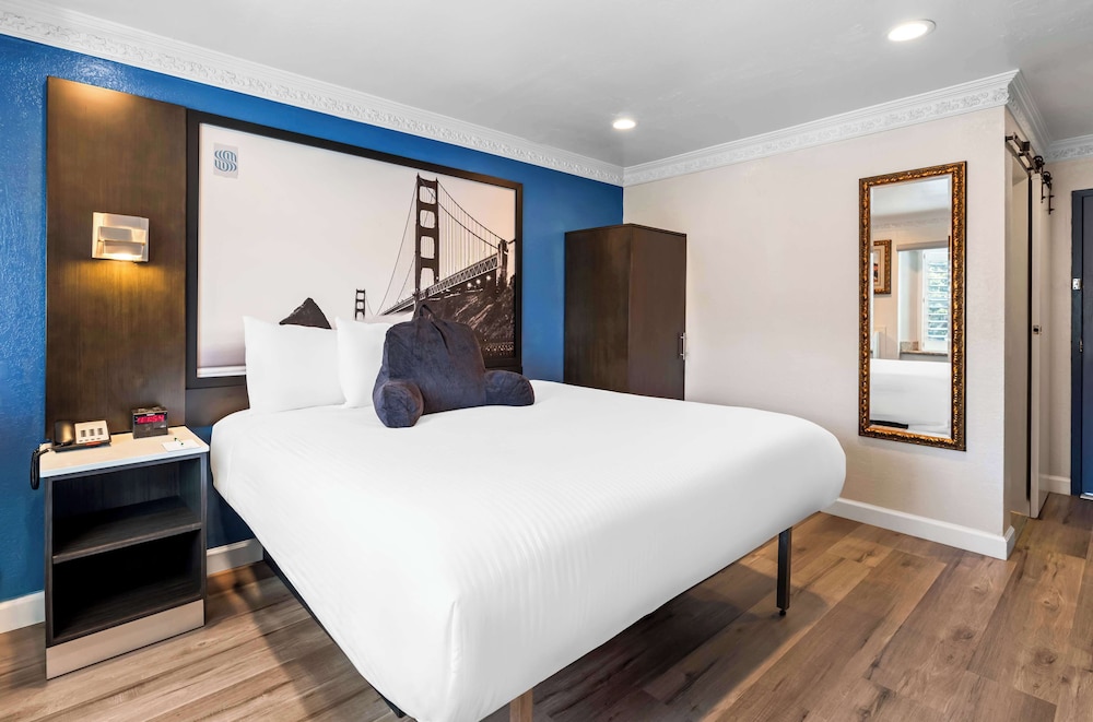 ROOM, QUEEN BED
