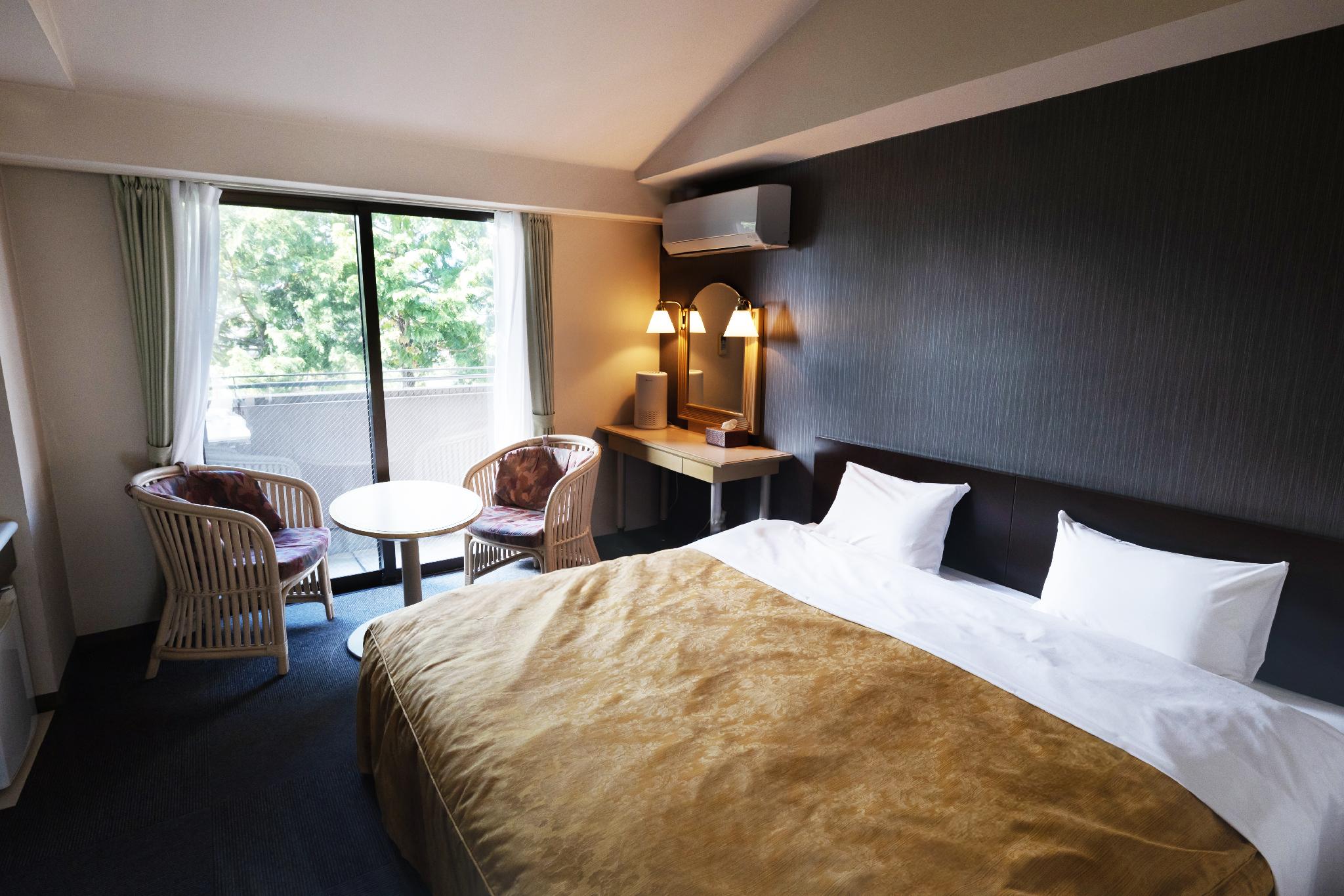 HOLLYWOOD, TWIN BEDS