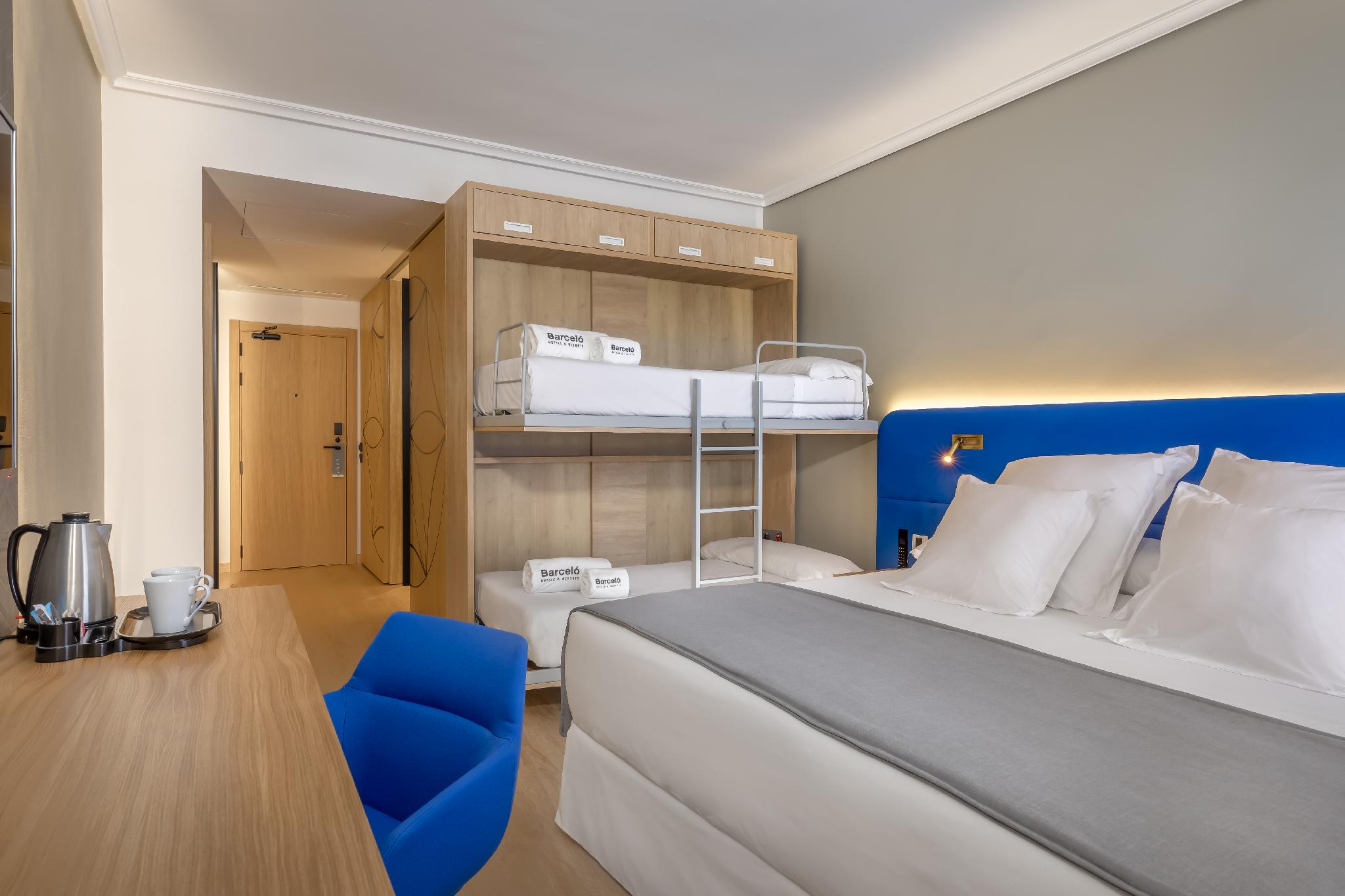 Plus, Deluxe, King Bed, 2 Bunk Beds