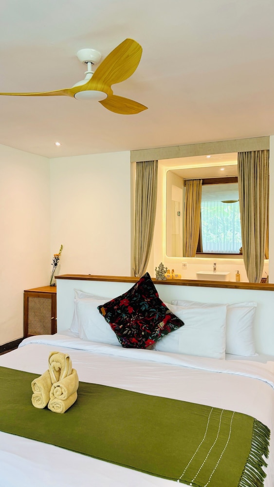 Comfort, King Bed, Hill View
