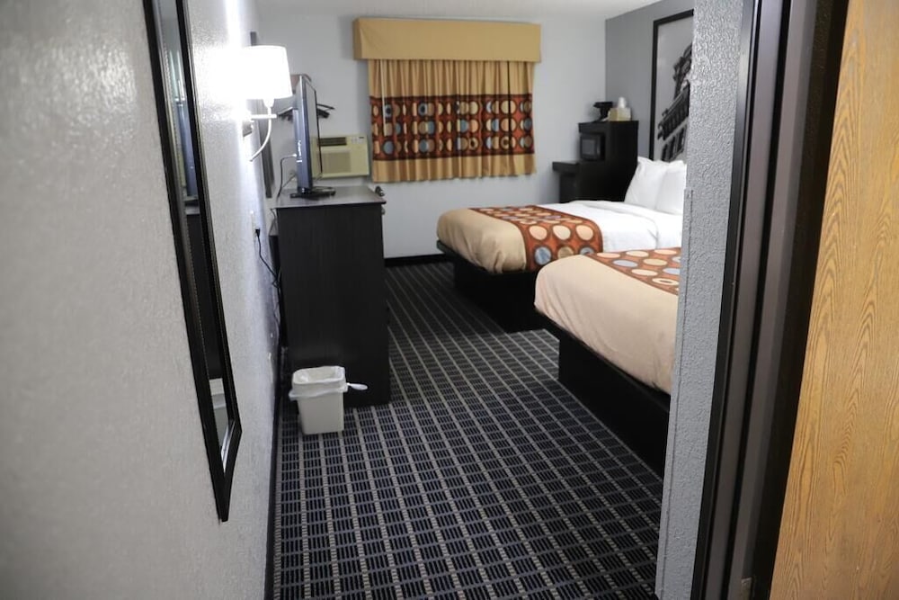 Super 8 by Wyndham Richmond Airport VA 13/19