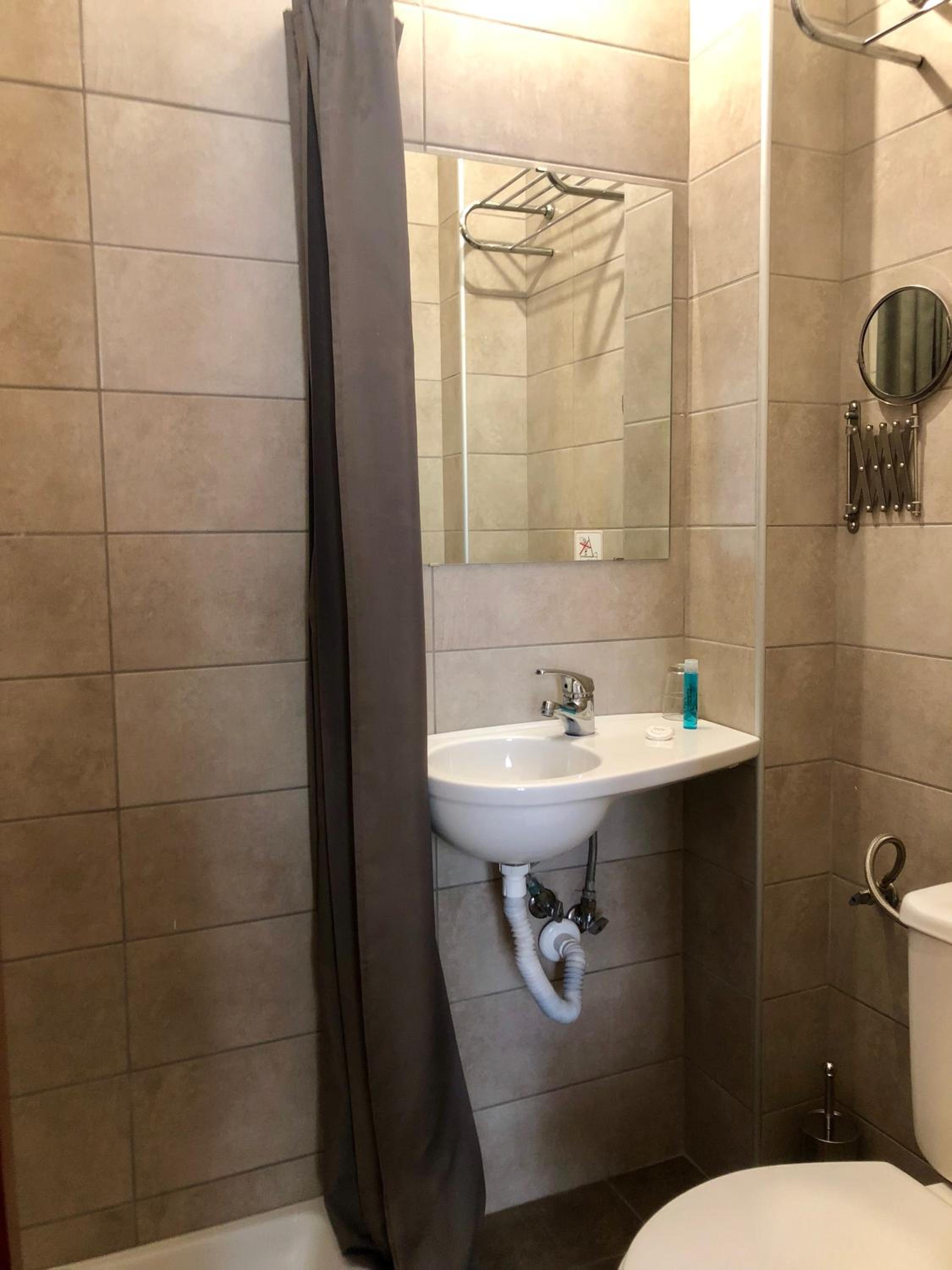 غرفة مفردة، Galaxy Hotel 7/14