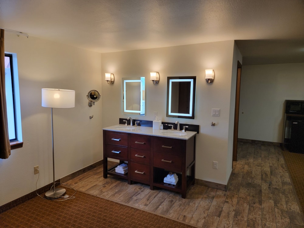 Super 8 By Wyndham Cody 3/35