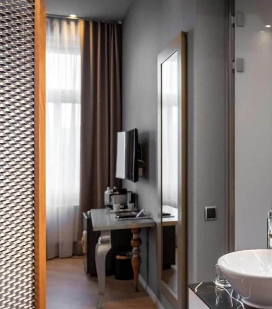 987 Prague Hotel 54/56