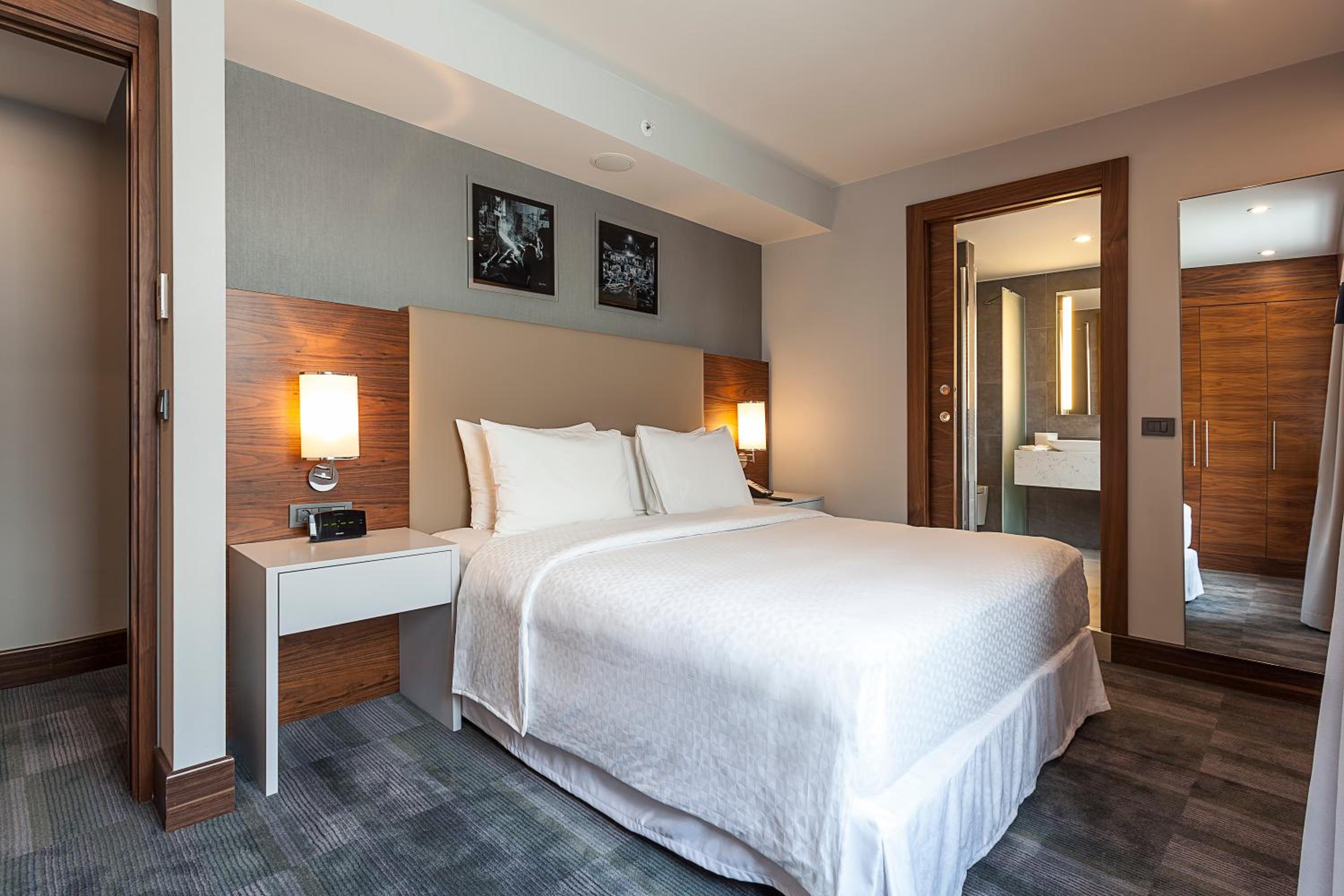 COMFORT, SUITE, KING BED