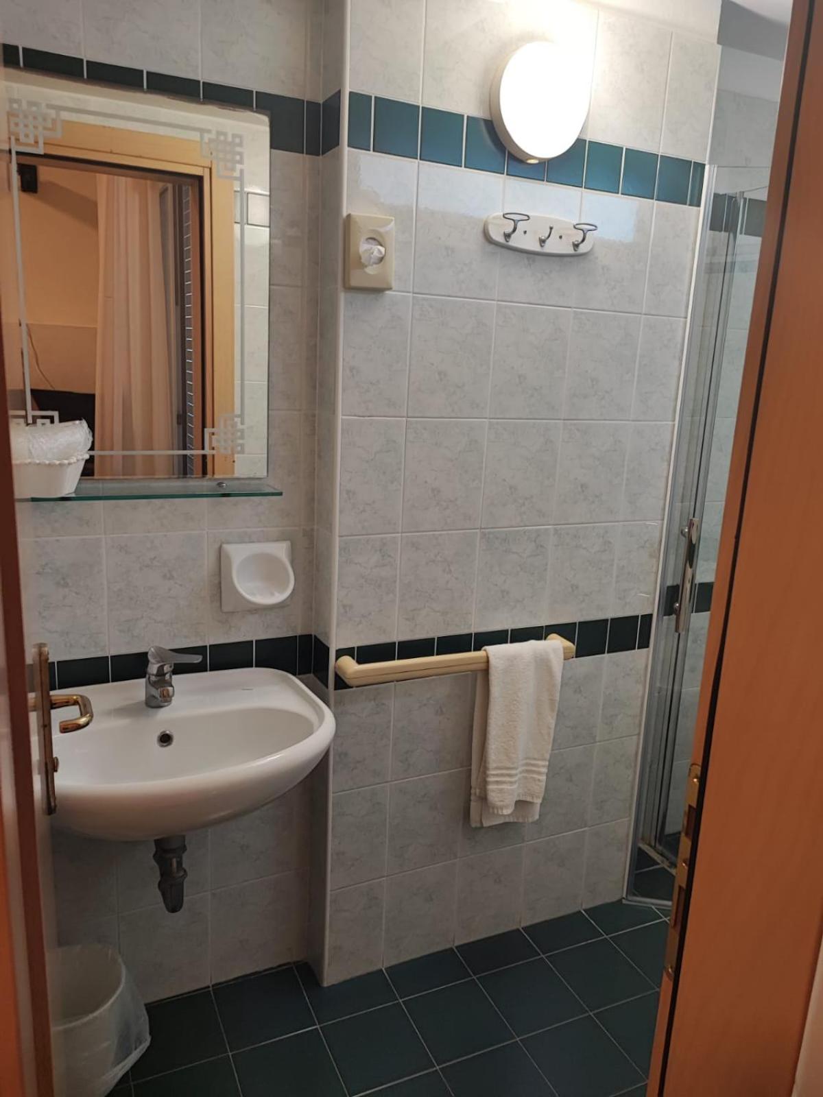 Hotel Mondial 48/48