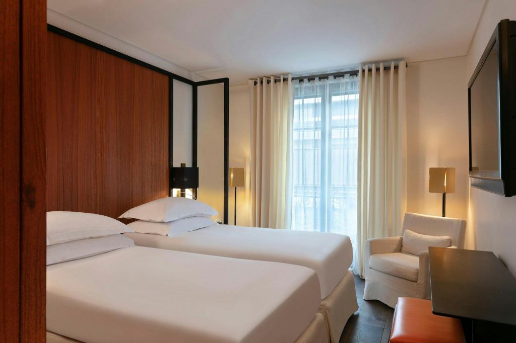 Guest Room, Prestige, Twin Beds, Eiffel View, Balcony