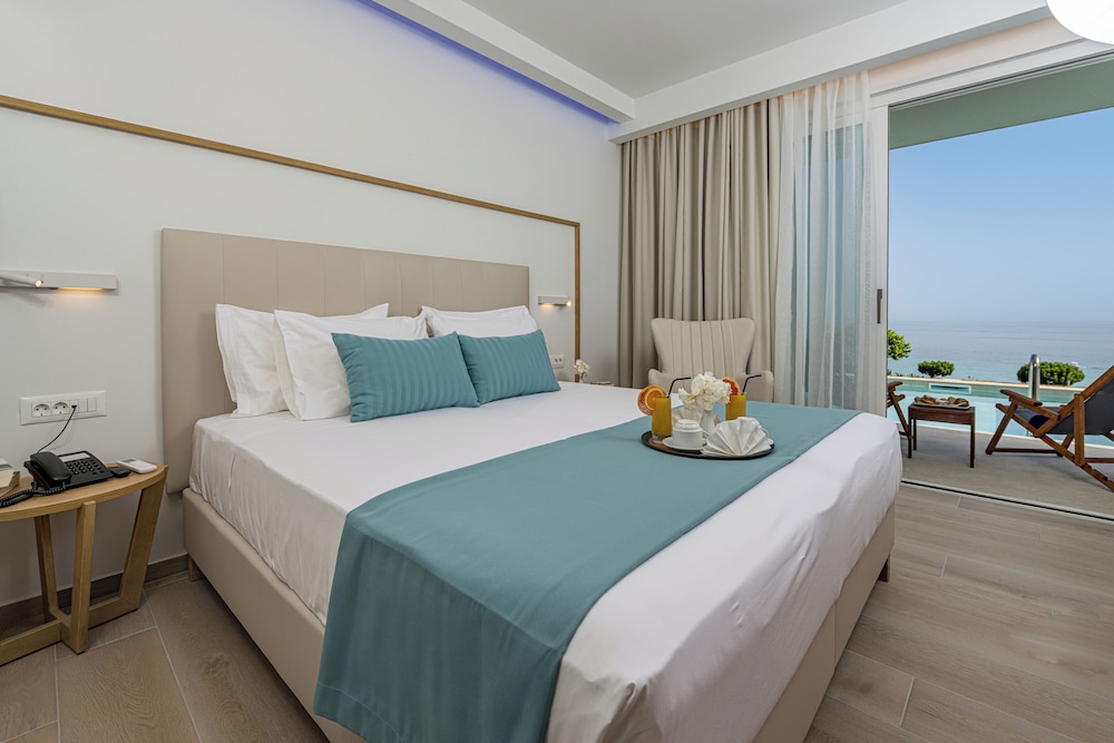 DELUXE, DOUBLE OR TWIN BED, FULL SEA VIEW, PRIVATE POOL