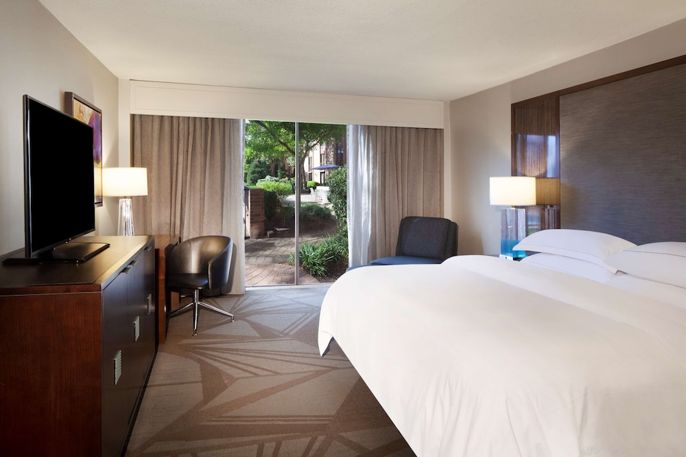 Room, King Bed, Pool Side