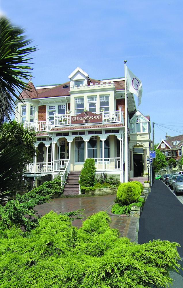 Queenswood Hotel 5/45