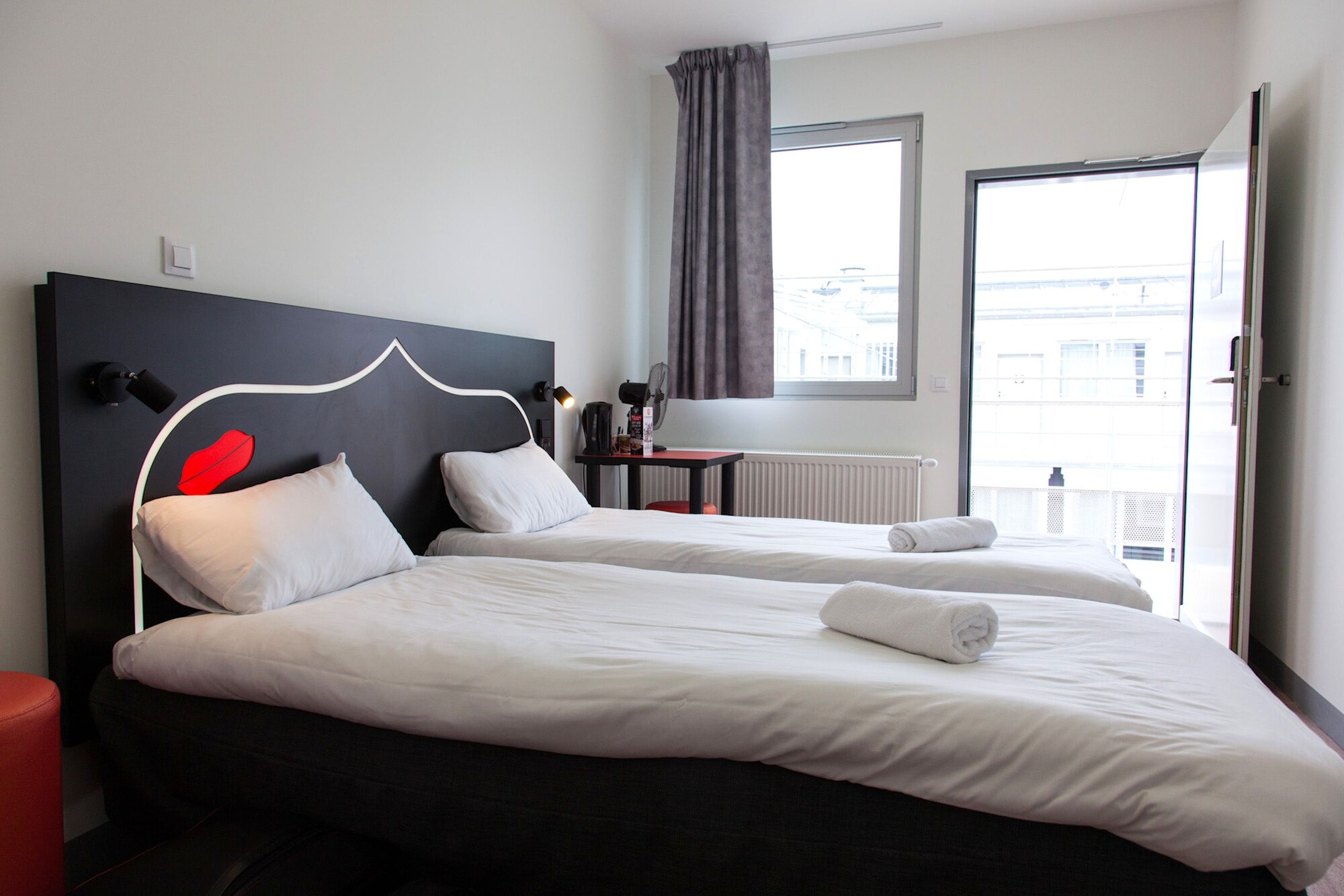 ROOM, TWIN BEDS