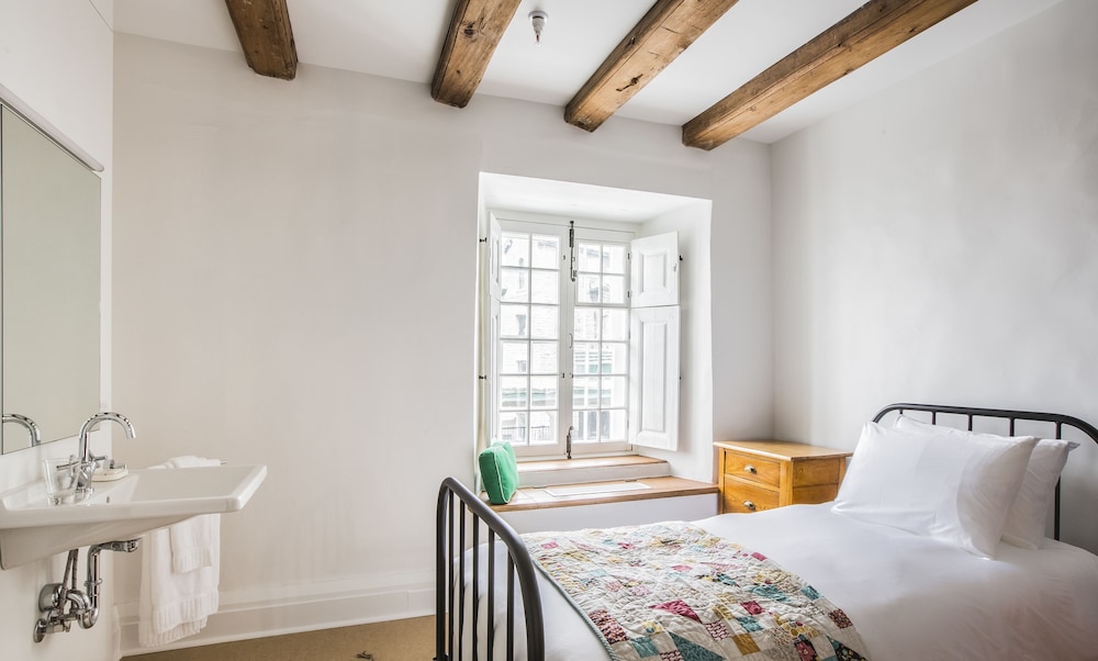 AUTHENTIC, TWIN BEDS, SHARED BATHROOM