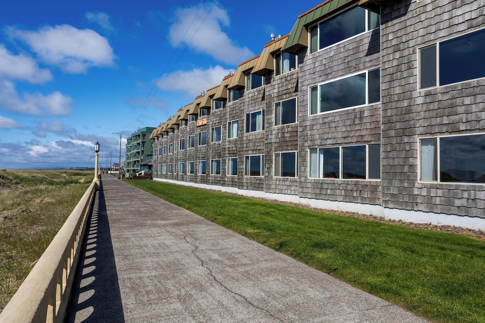 Ebb Tide Oceanfront Inn 66/73