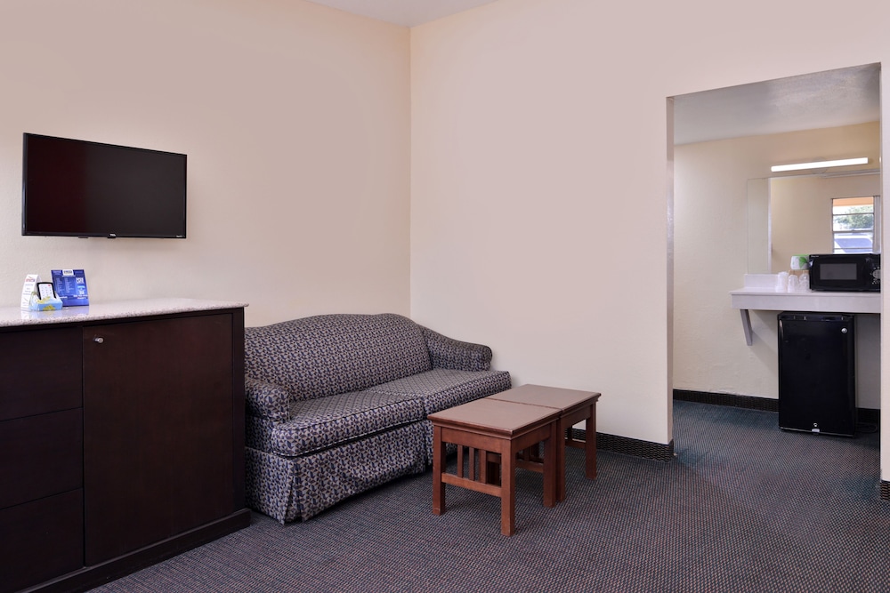 Scottish Inns & Suites 38/46
