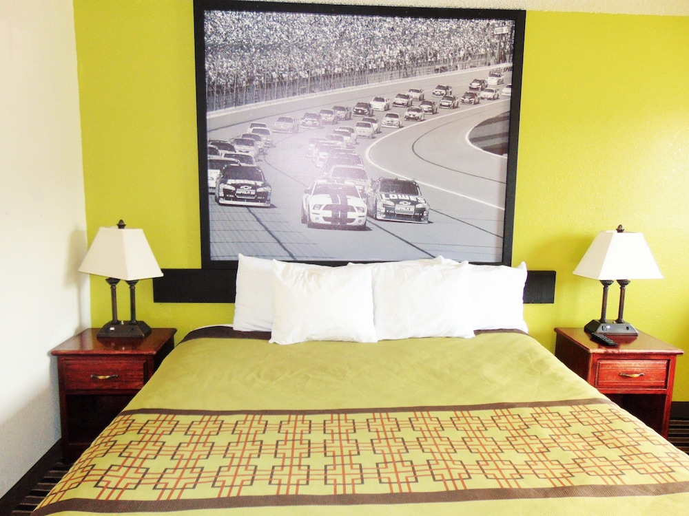 Super 8 by Wyndham South Boston VA 17/31