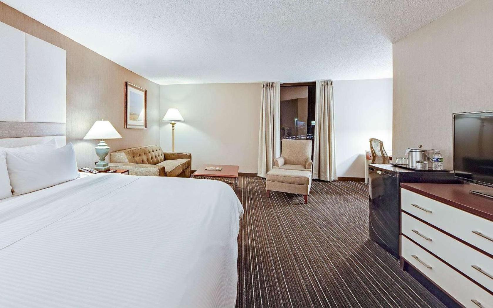 DELUXE, KING BED, ACCESSIBLE