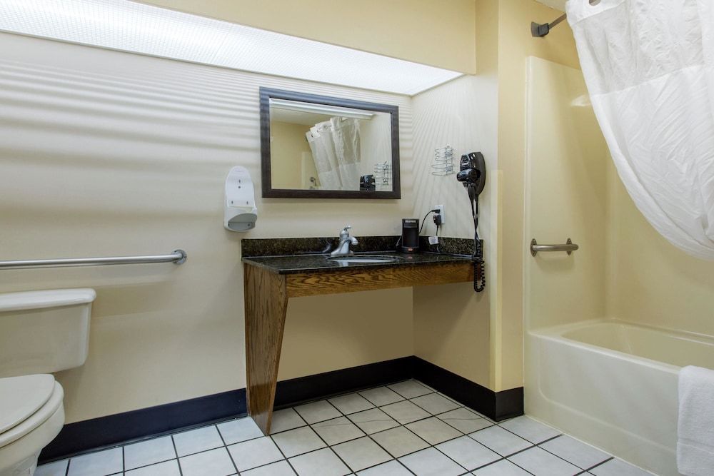 Quality Inn Laurinburg, NC 17/44