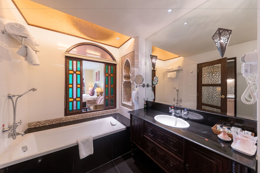 Sheik Hotel 42/46