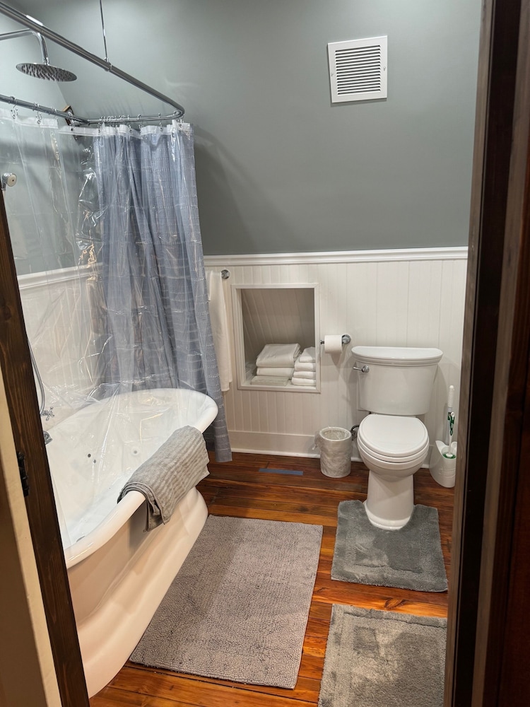 South Broadway Manor Bed and Breakfast 72/72