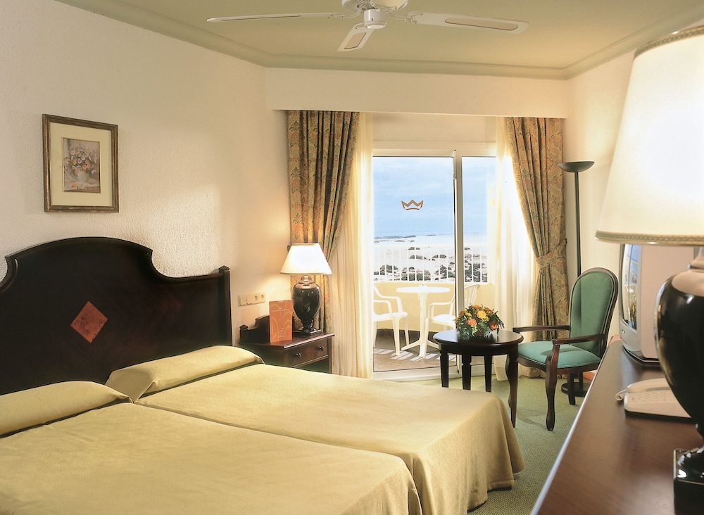ROOM, DOUBLE BED, PARTIAL SEA VIEW