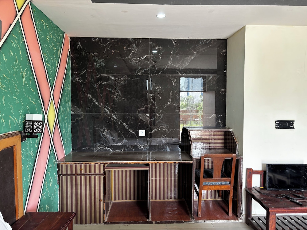 HOTEL SWARAJ RESORTS 10/73