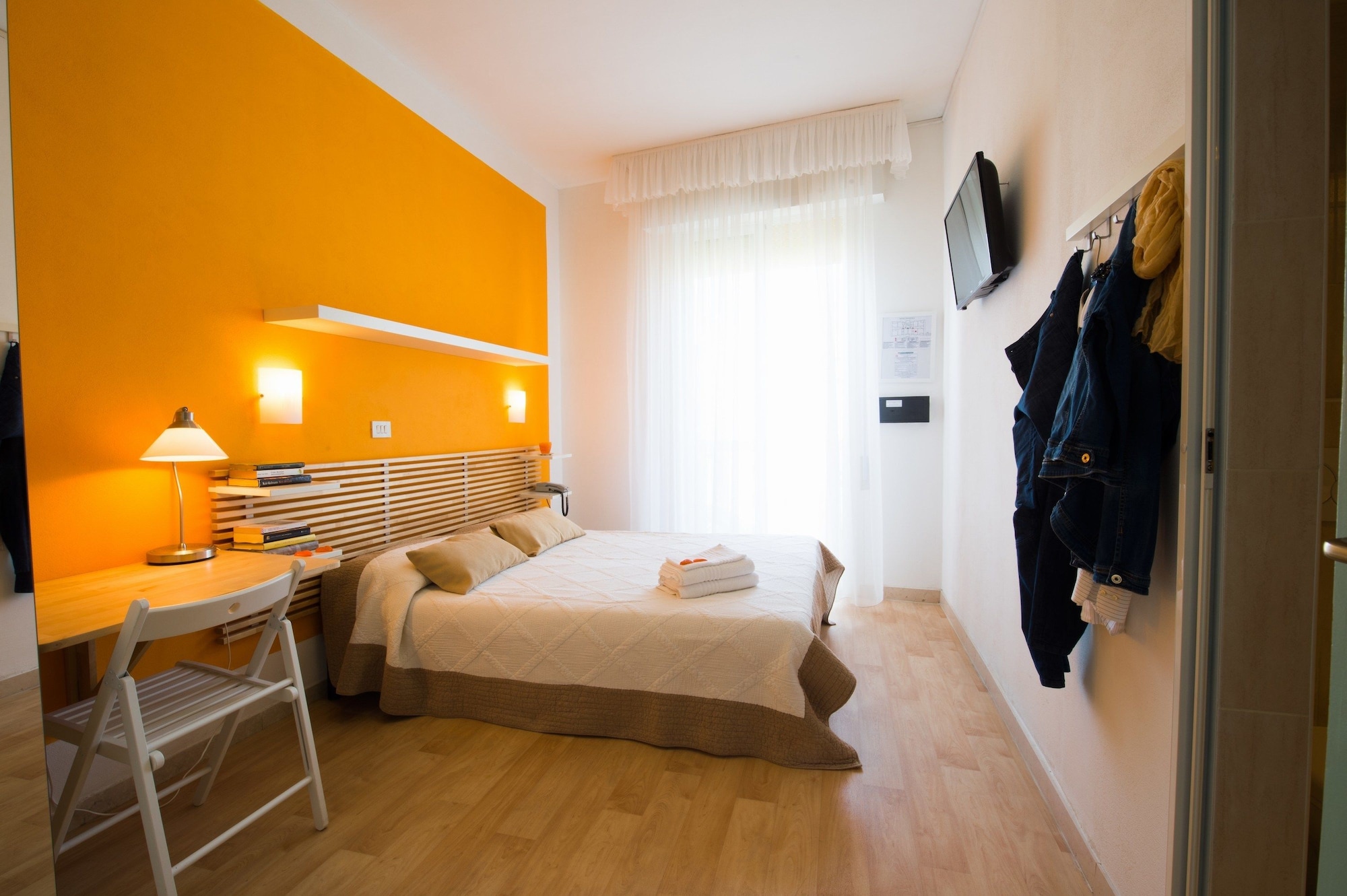 ROOM, DOUBLE BED