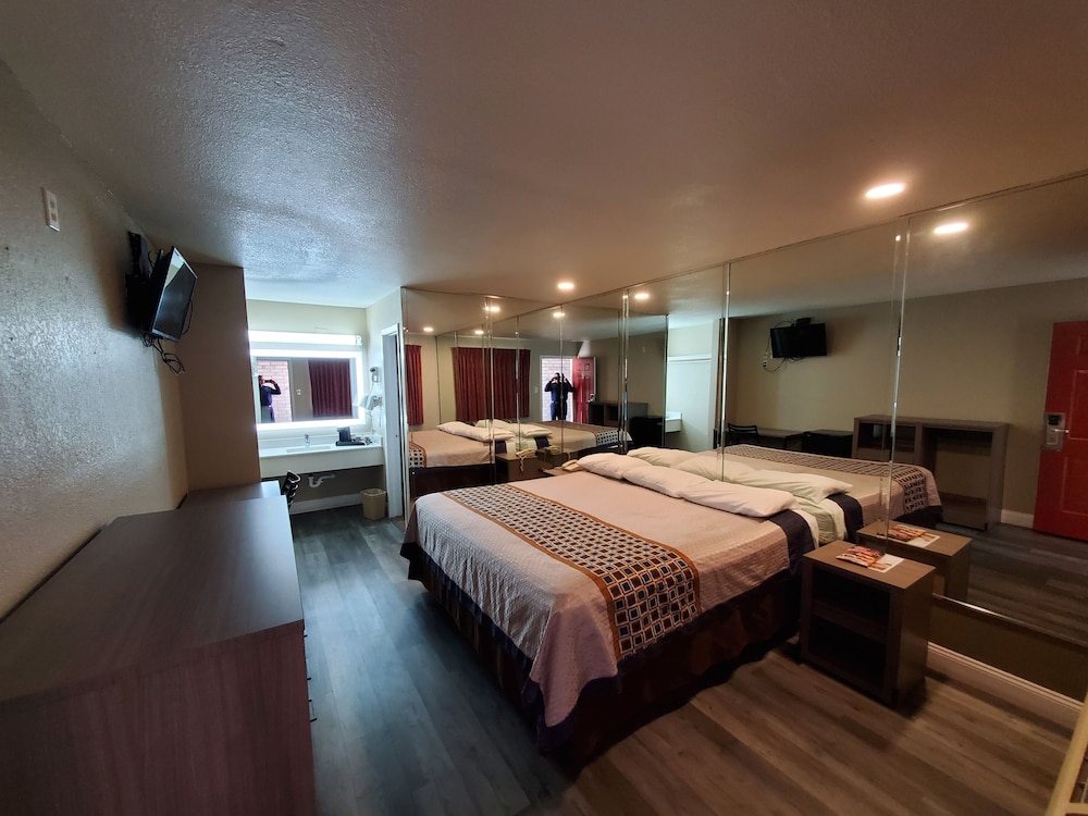 River Inn Motel (ex. Rodeway Inn Downtown) 17/29