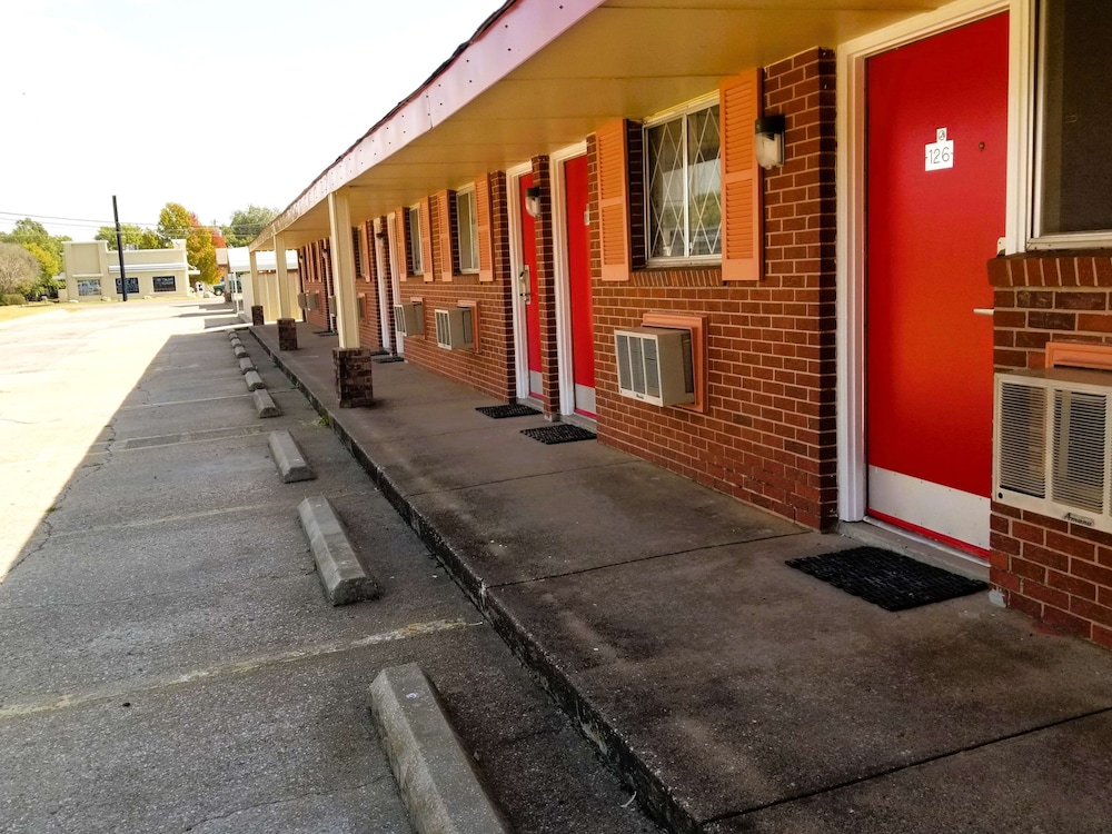 Americas Best Value Inn Arkansas City 24/28