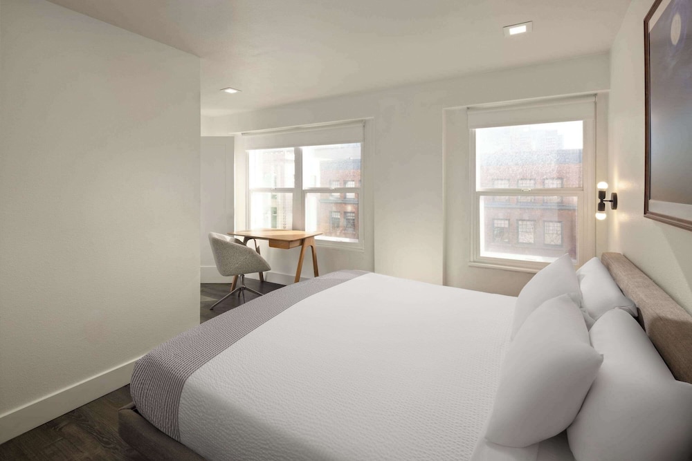 1 BEDROOM, APARTMENT, QUEEN BED, CITY VIEW