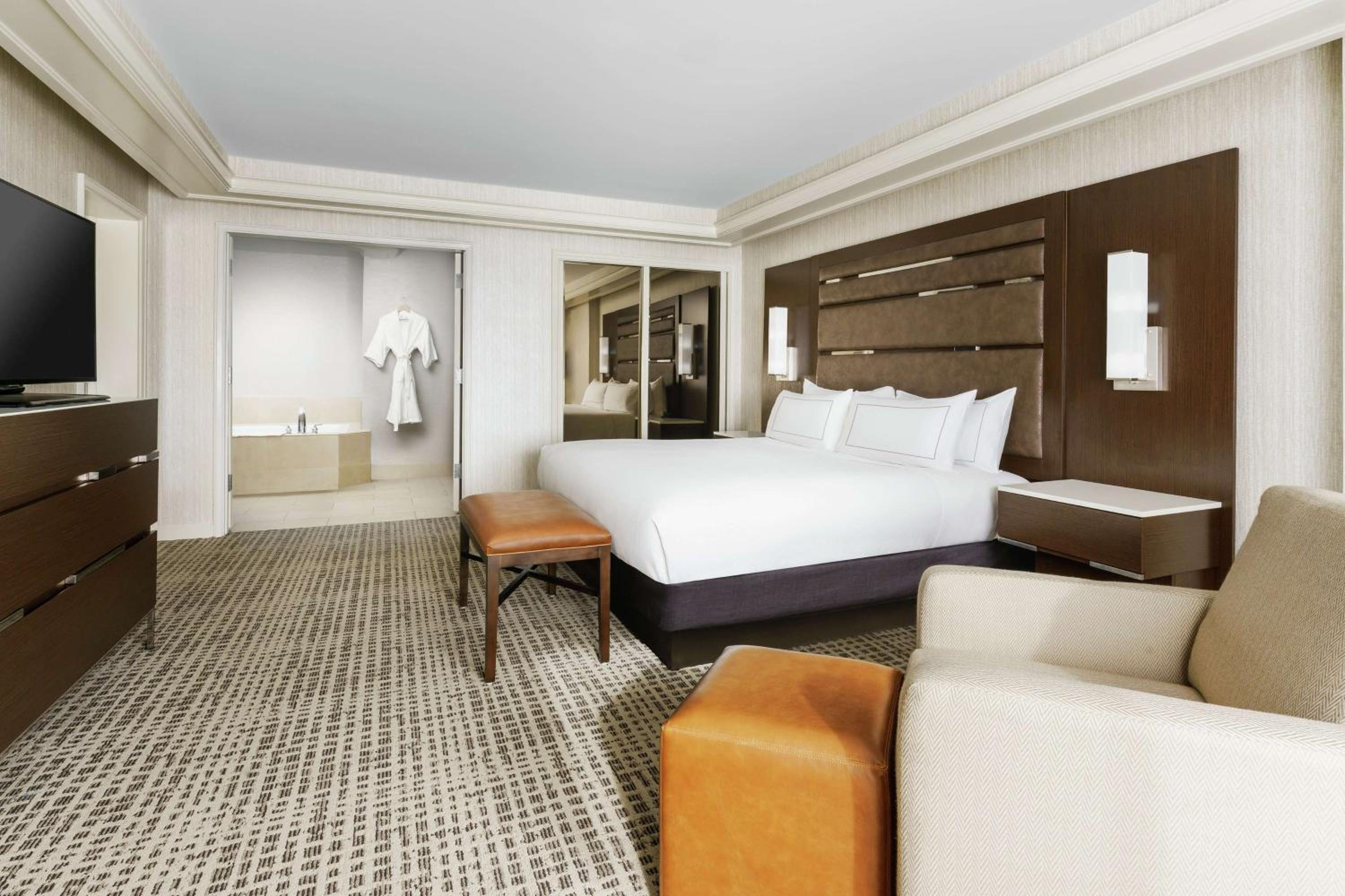 PRESIDENTIAL, SUITE, KING BED, SOFA