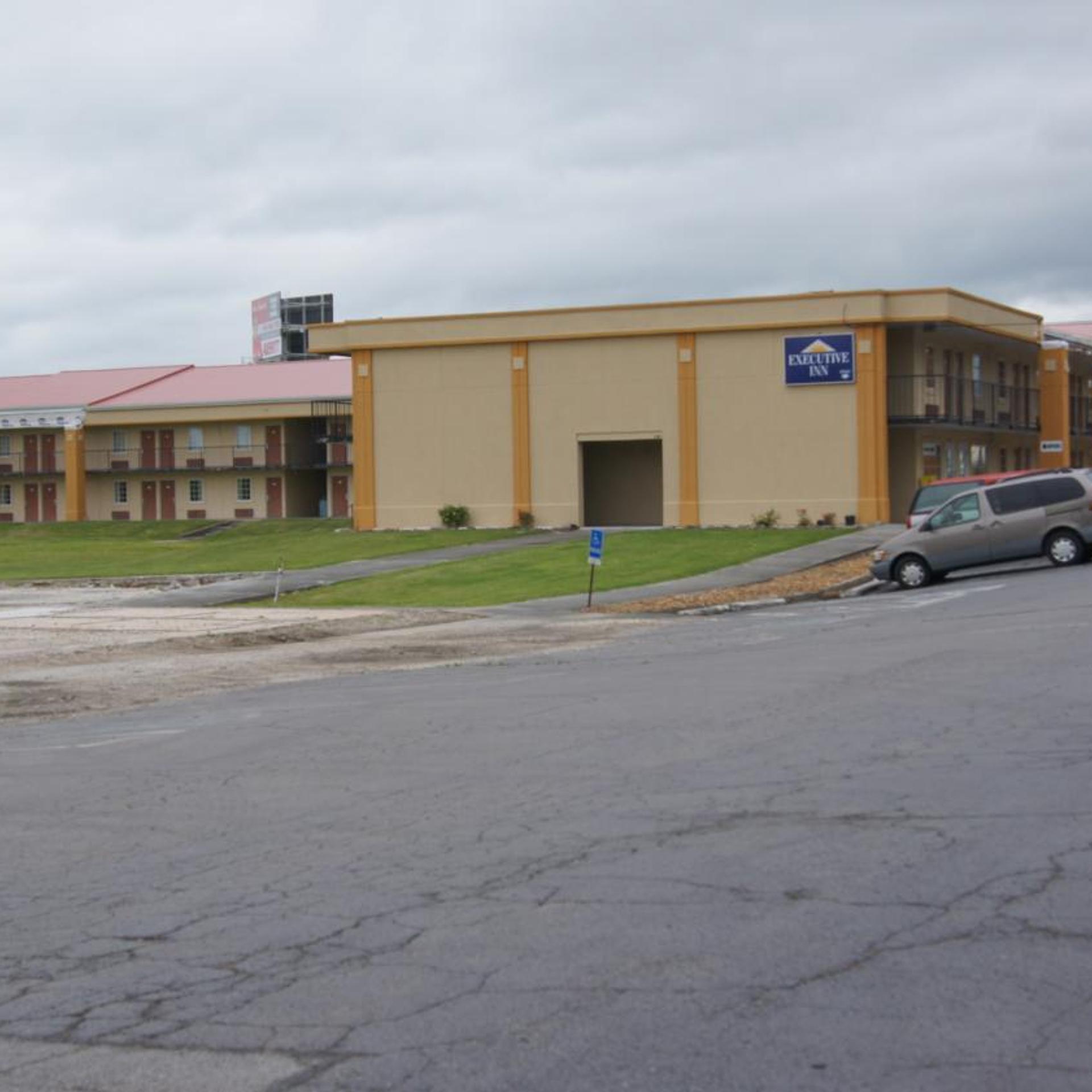 Executive Inn 31/36