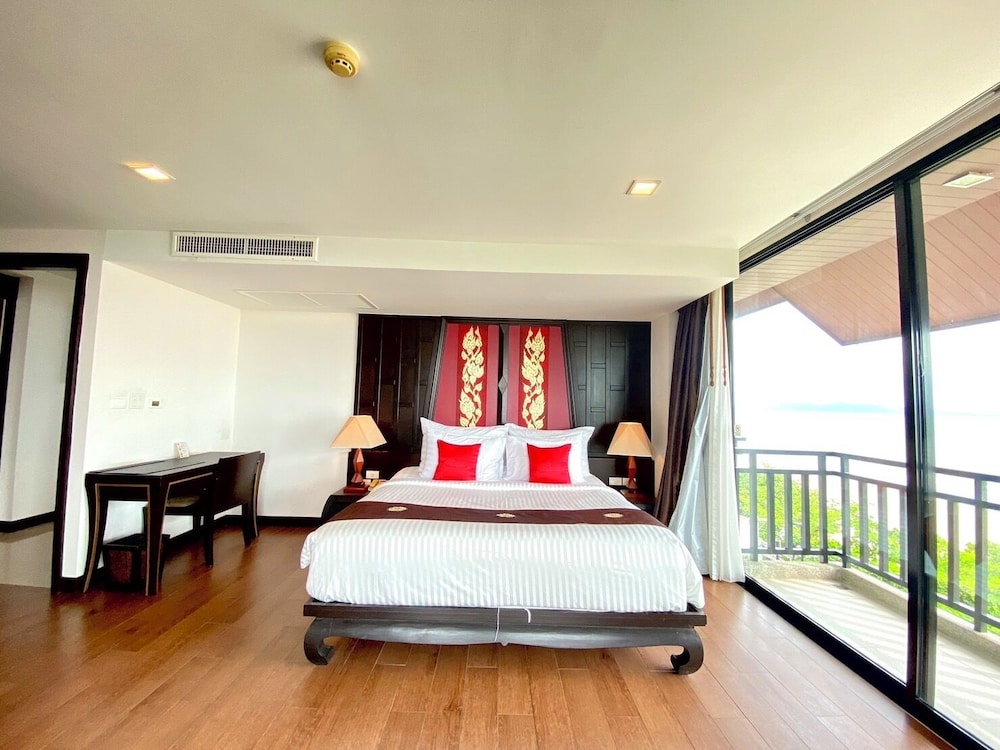ROYAL, SUITE, BEACH FRONT, JETTED TUB