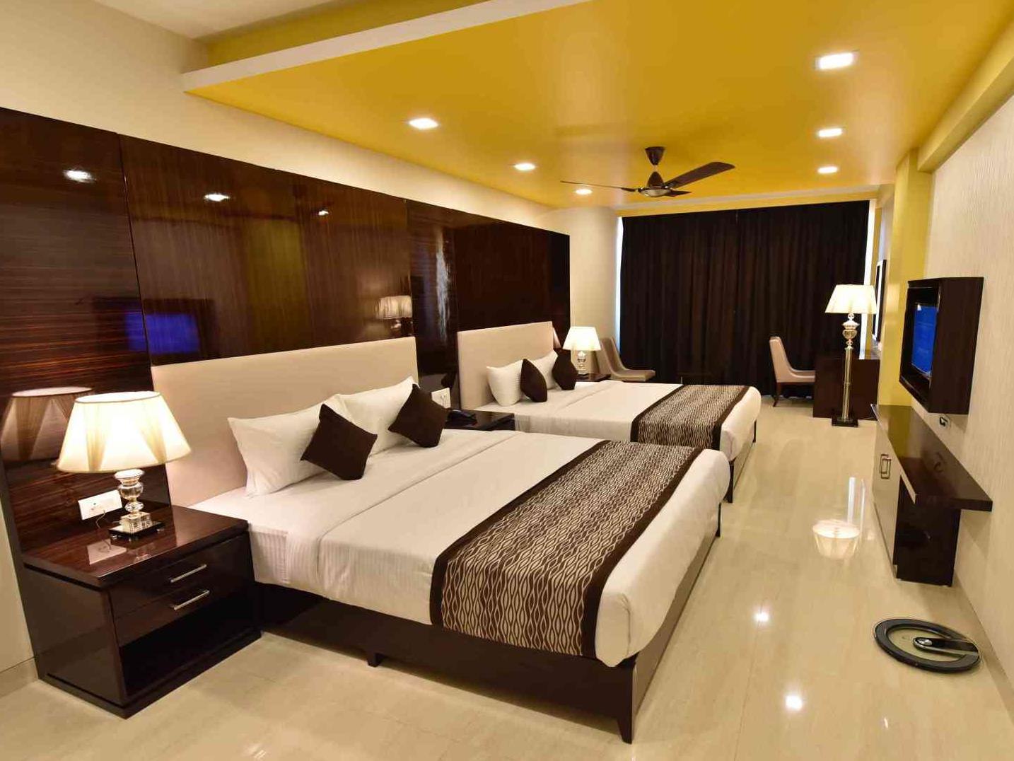 Friends and Family، Hotel Calangute Central 3/3