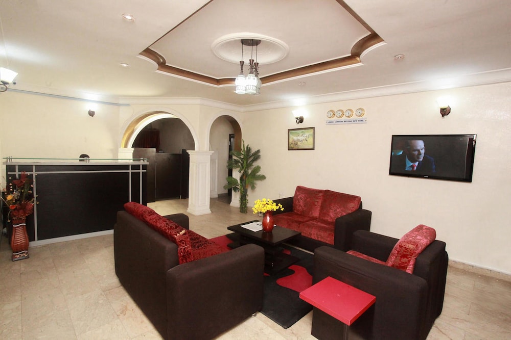 Carleton Hotel & Suites 18/29